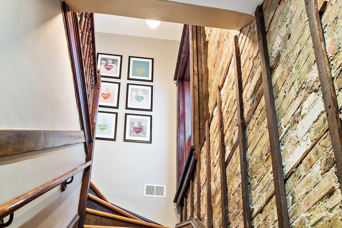 WrigleyVilla – 1/2 Block From Wrigley Field! gallery image 3