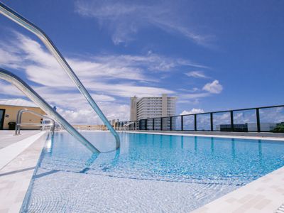 3 Bedroom Apartment, Roof Top Pool, Walk to Beach!