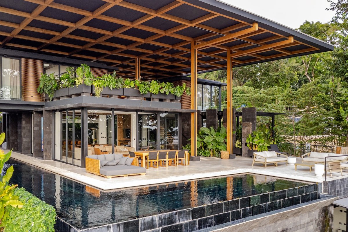 Luxury Estate · Amazing ocean Views · 19 guests gallery image 2