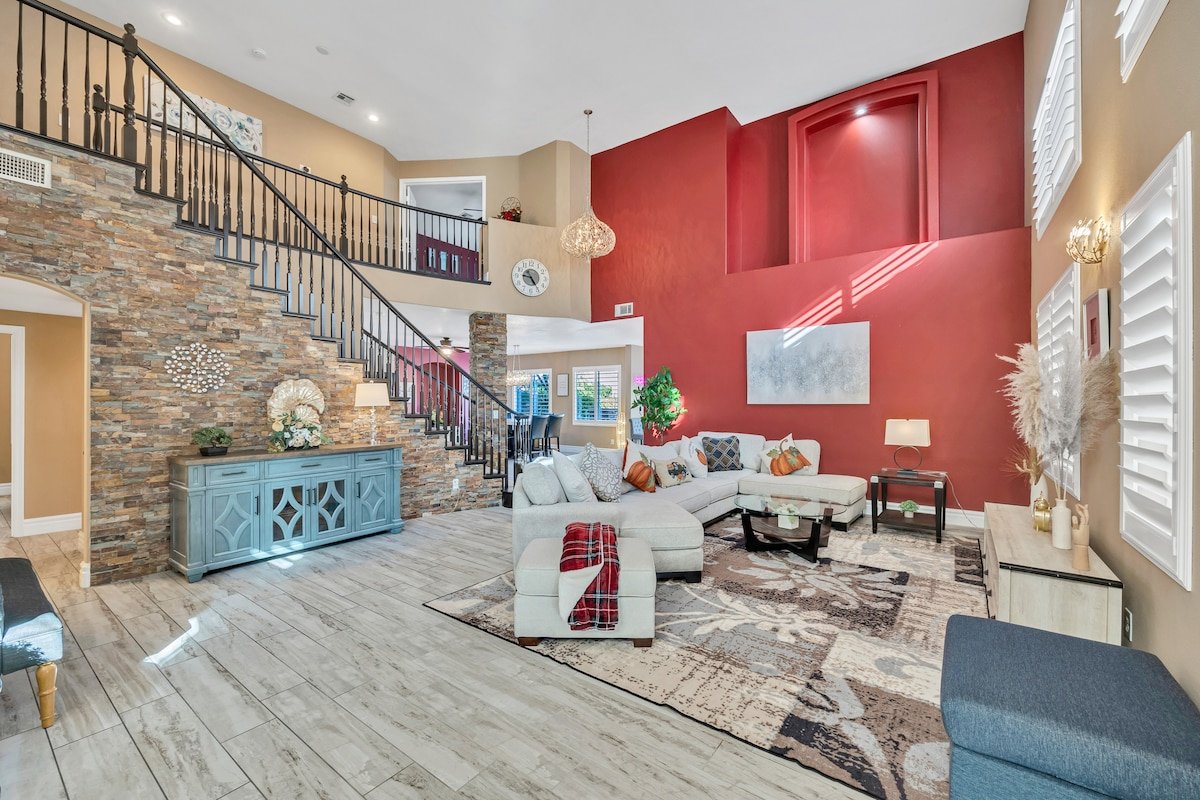 The Athena | 5 Bedrooms 4 Baths | 15 mins to Strip gallery image 3