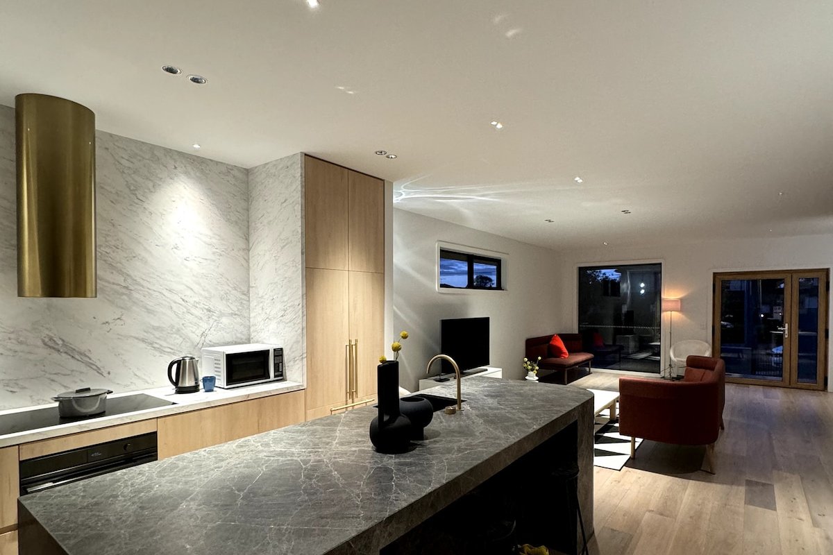 Luxury Holiday Home- Deakin Uni & Boxhill Hospital gallery image 4