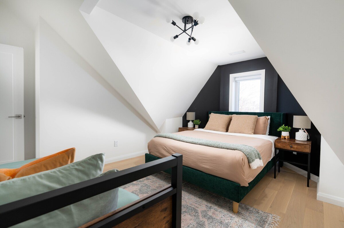 Stylish Townhome Apartment at Bathurst & College! gallery image 5