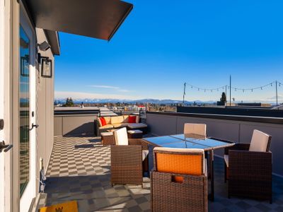 Walk to CapHill 4B2.5B Sleeps 8 w/Rooftop Deck