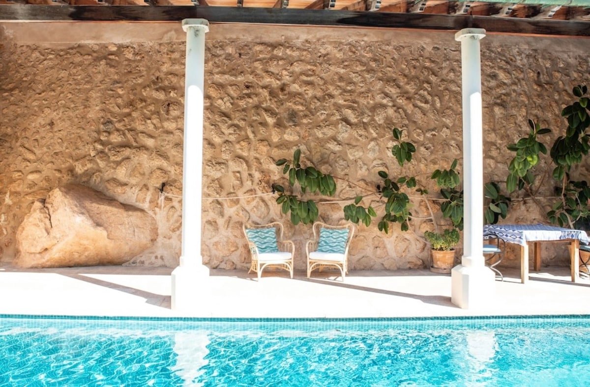 Stunning Villa & Garden w/ Pool & Sweeping Views gallery image 3