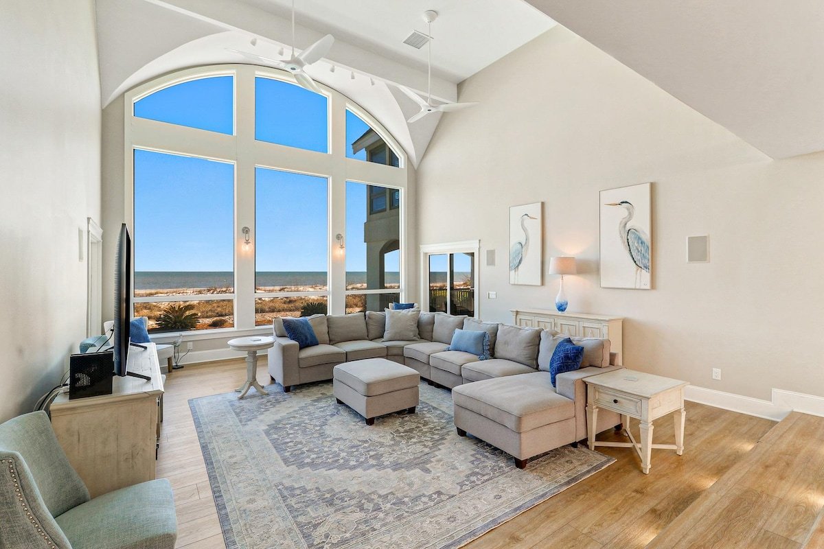 Oceanfront stunner w/ private pool & spa gallery image 2