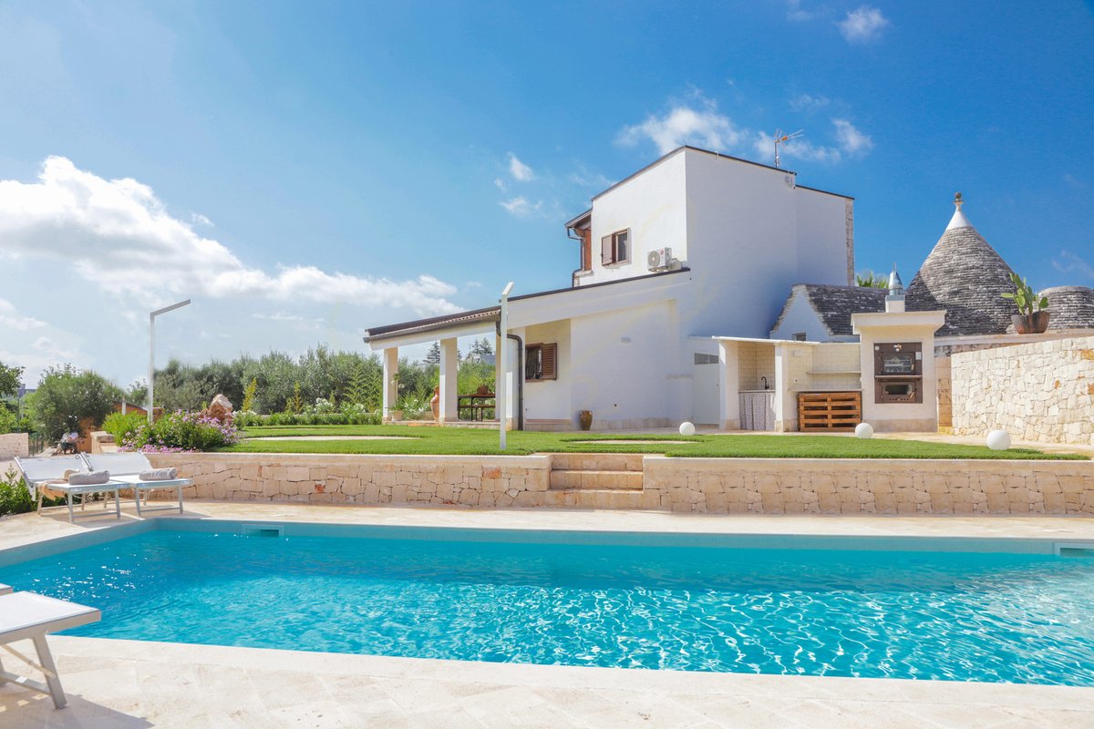 TD Trulli Saveni Trulli with Pool Near the Centre