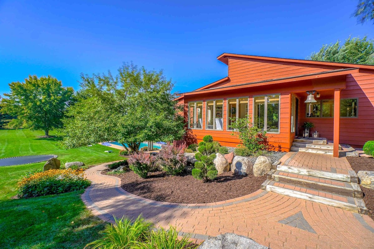 Resort LeMire Pool, hot tub and golf carts! gallery image 4