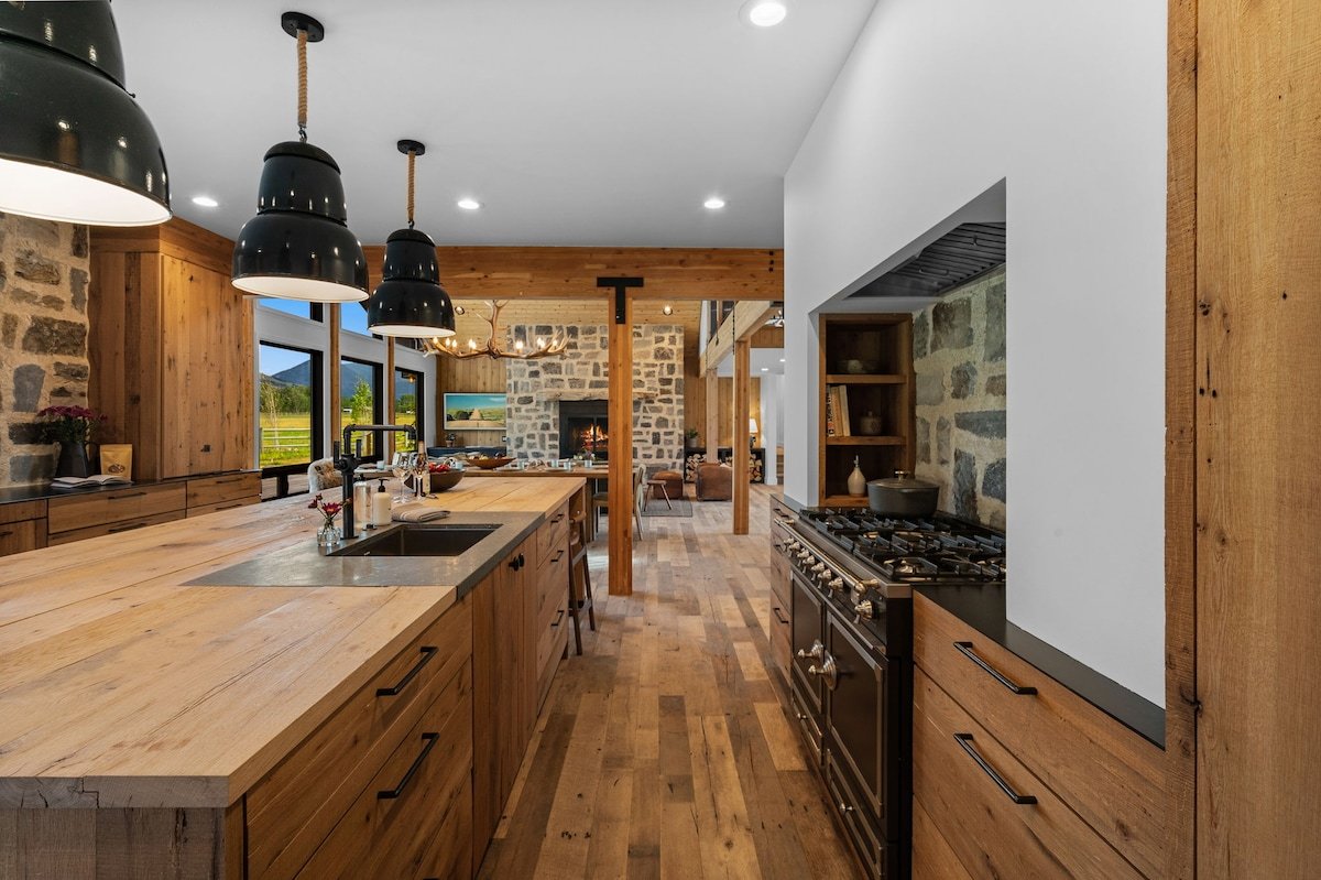 Luxury Oasis Near Yellowstone, Spacious with pond gallery image 5