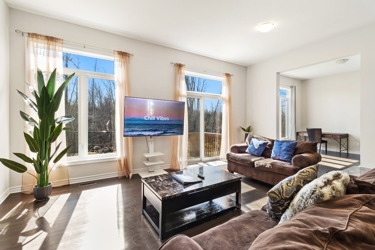 5 Bdrm Home | Parking | W&D | Queen Beds | SmartTV gallery image 4