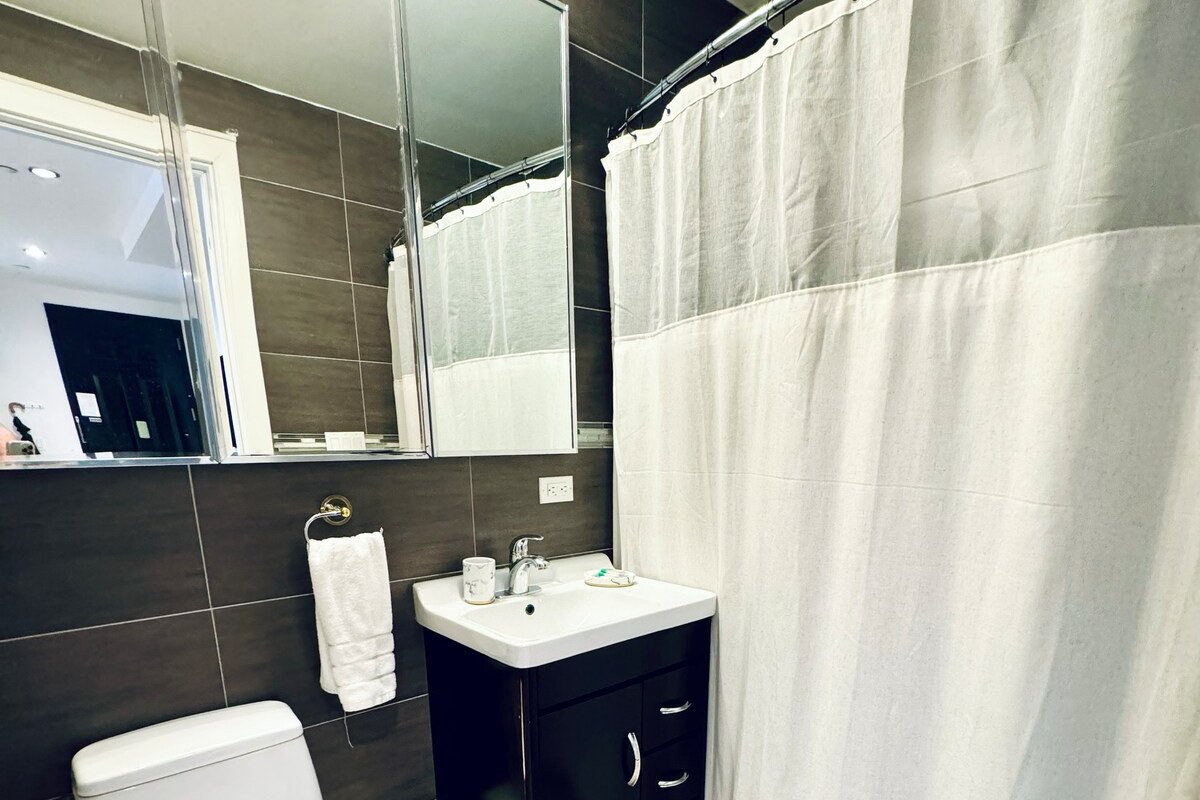 Delightful 3-Bedrooms Downtown Gem with balcony gallery image 5