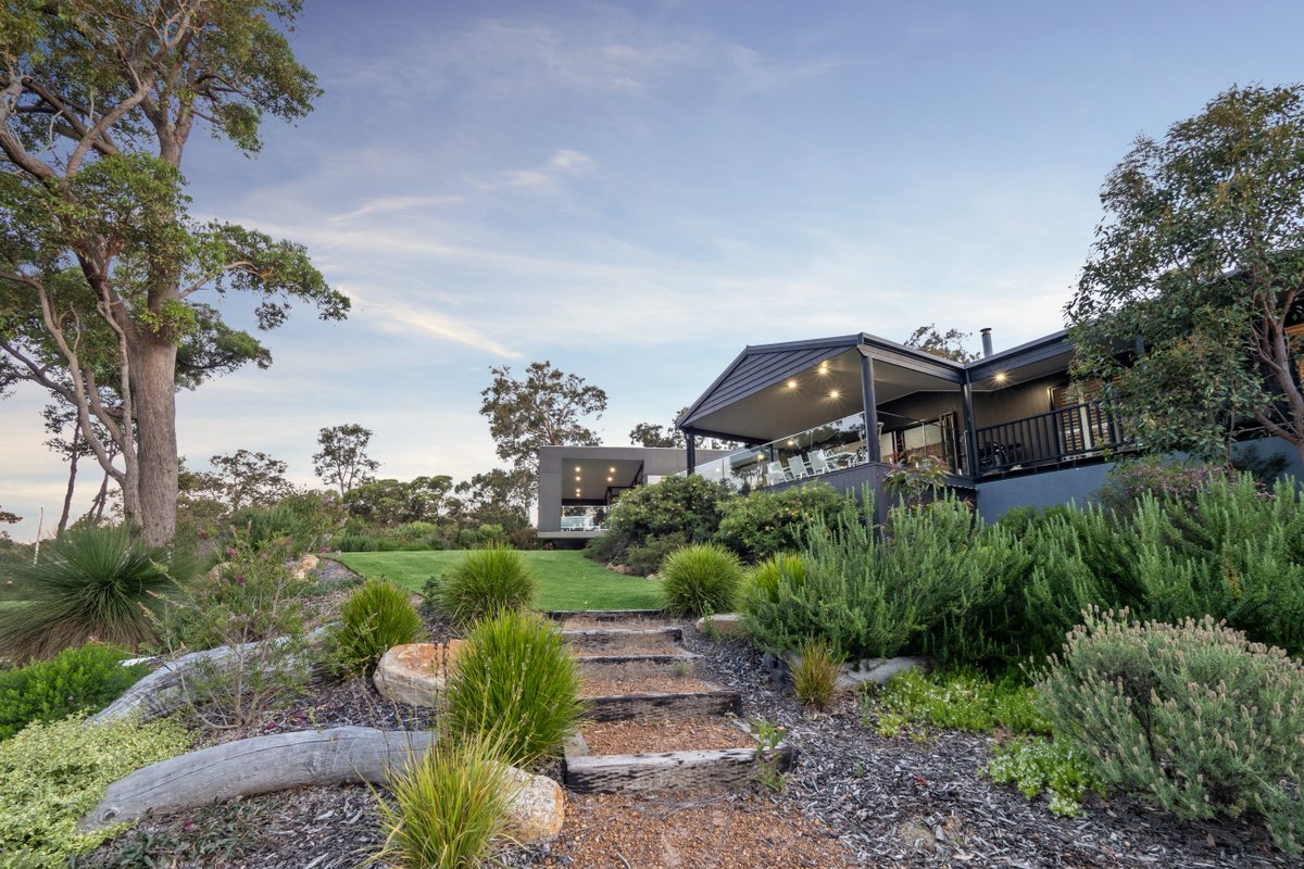 The Roo House—Sprawling Bushland Retreat near Town