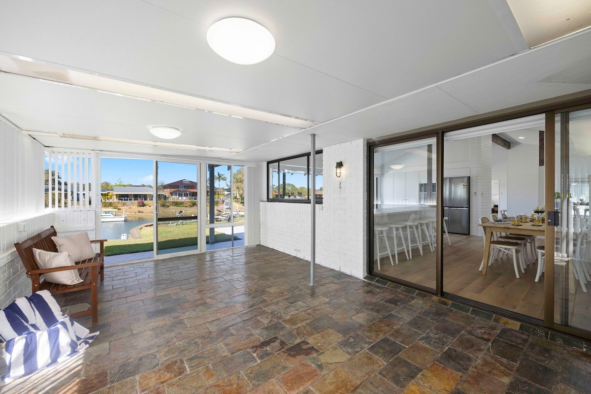 Deja Bleu – great family home with jetty gallery image 5