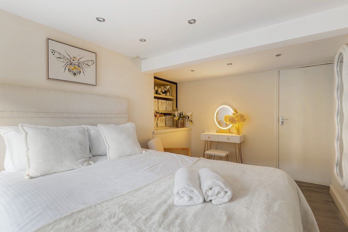 4 bedroom entire house in Kensington gallery image 2