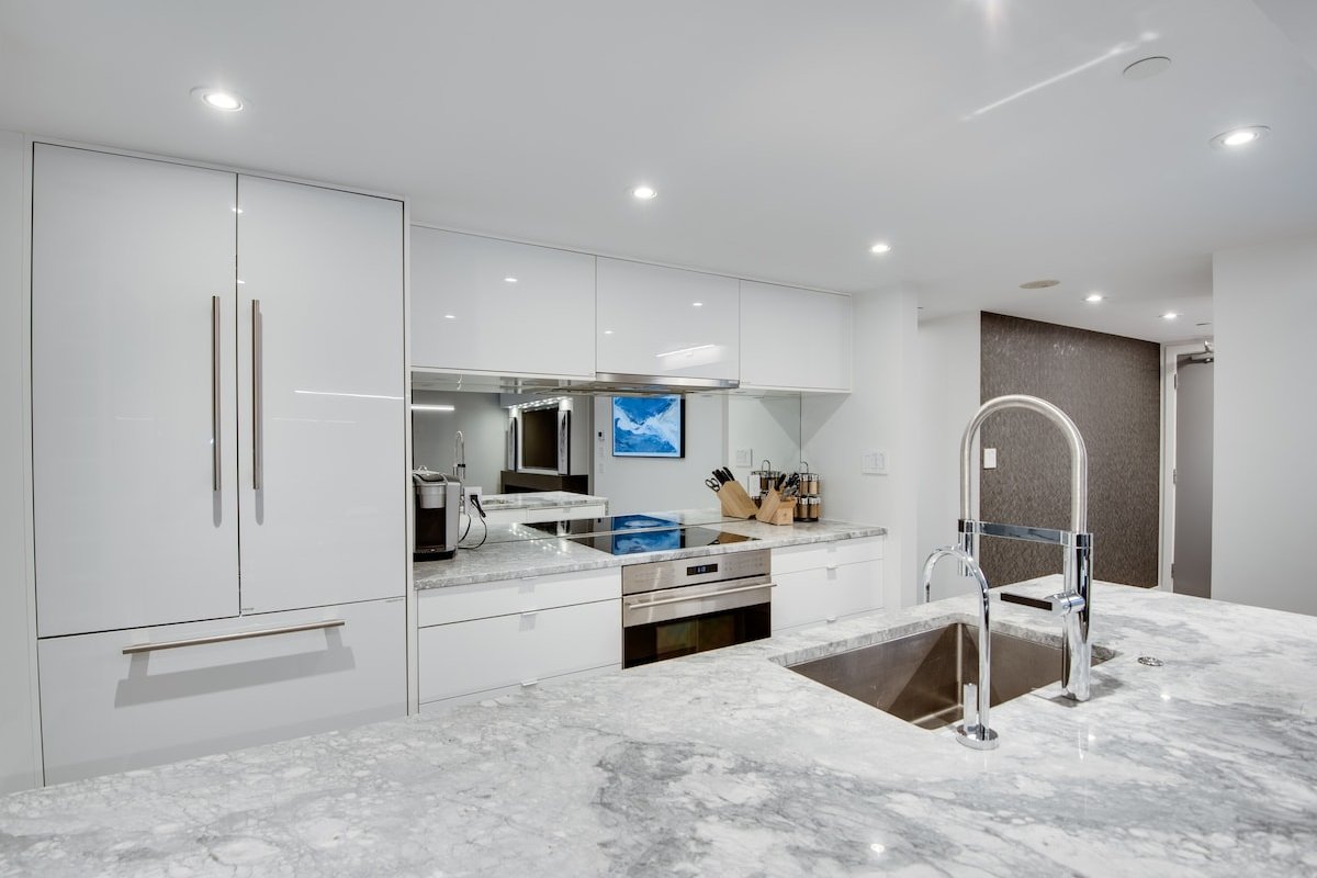 One-of-a-kind Luxury Penthouse w/ private hot-tub gallery image 4