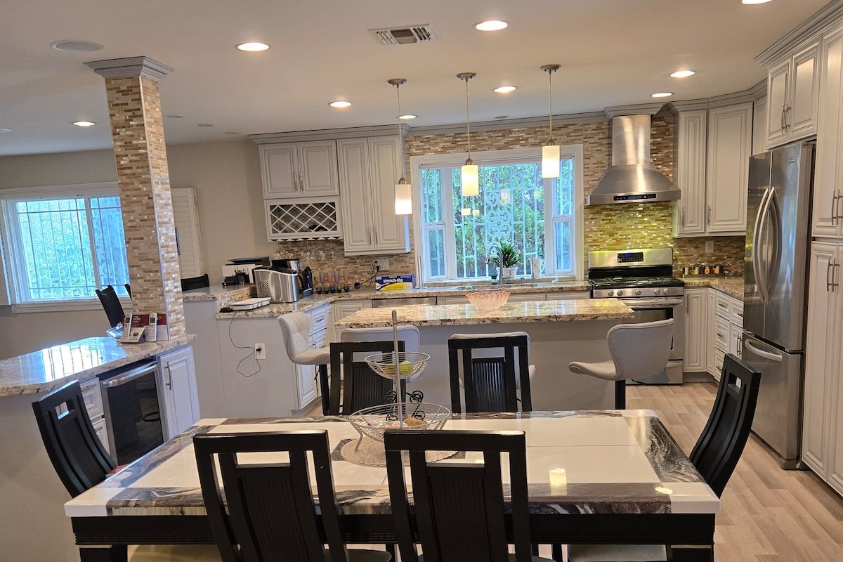 Home with breathtaking view gallery image 2