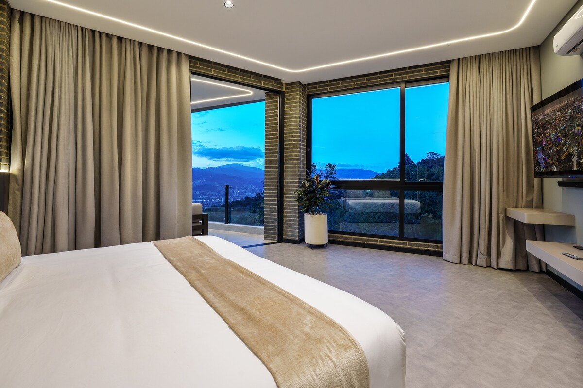 Iconic Villa • Club • Pool • View• 15 Min Provenza gallery image 2