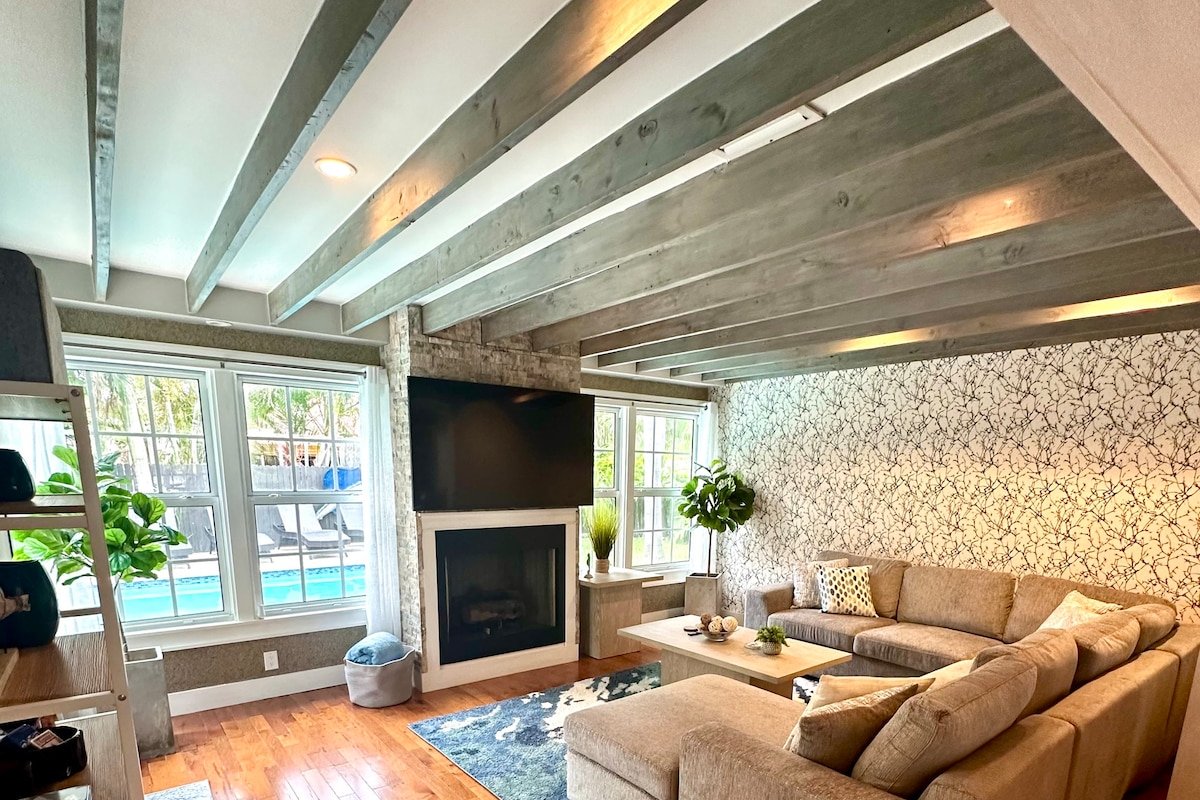 Designer luxury home, tikihut, pool, walk to beach gallery image 3