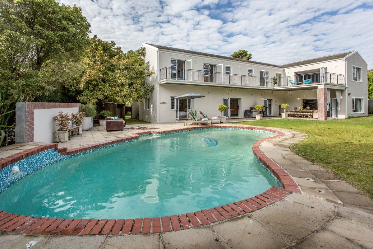 Luxury 5 bedroom Home + Pool & Fives Soccer pitch gallery image 2