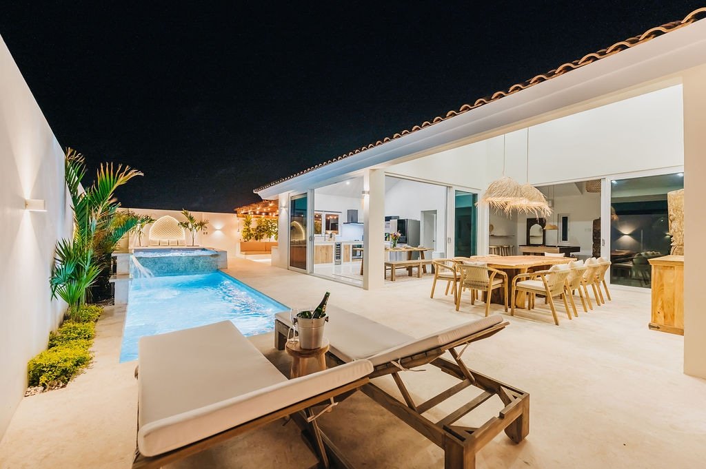 2 Min to Palm Beach, Billiard, Hot Tub, 8 People