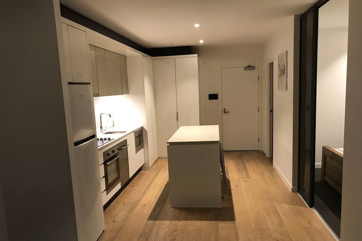 City Apt, 2 bed 1 bath, very good Location gallery image 5