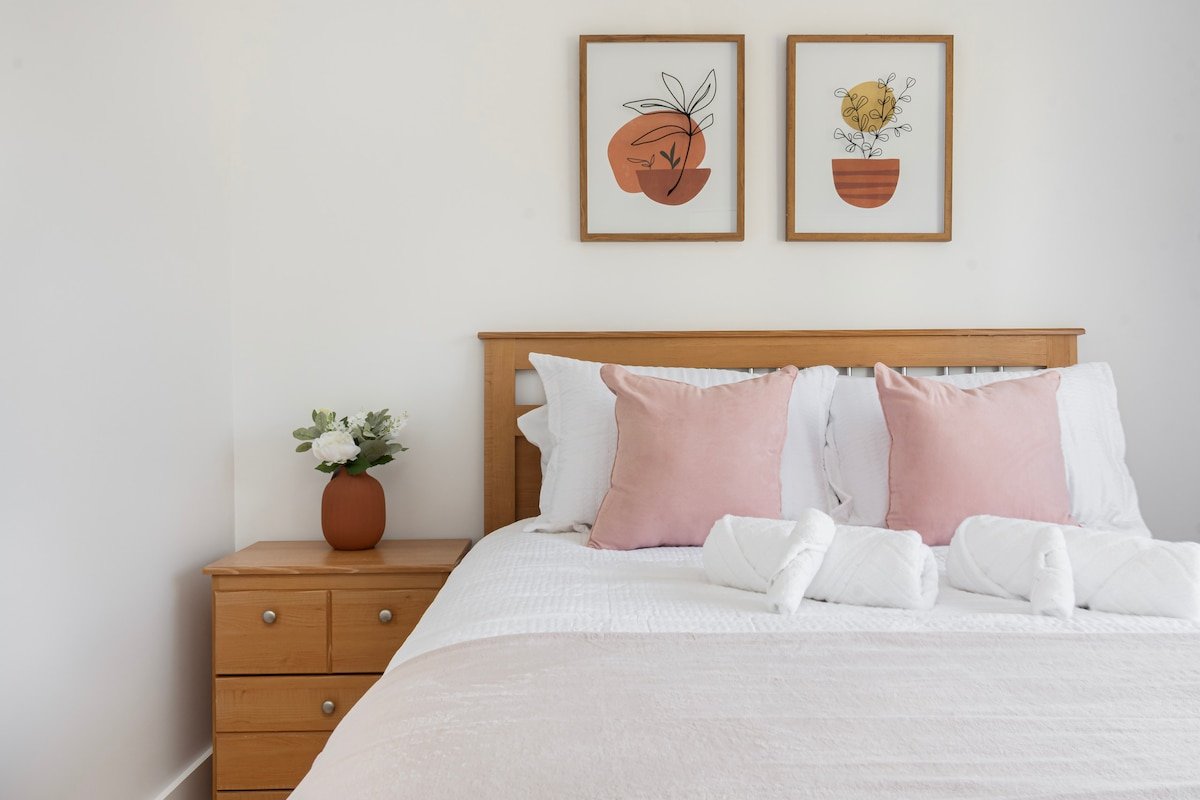 Spacious home located 1 mile from Newport Beaches gallery image 3