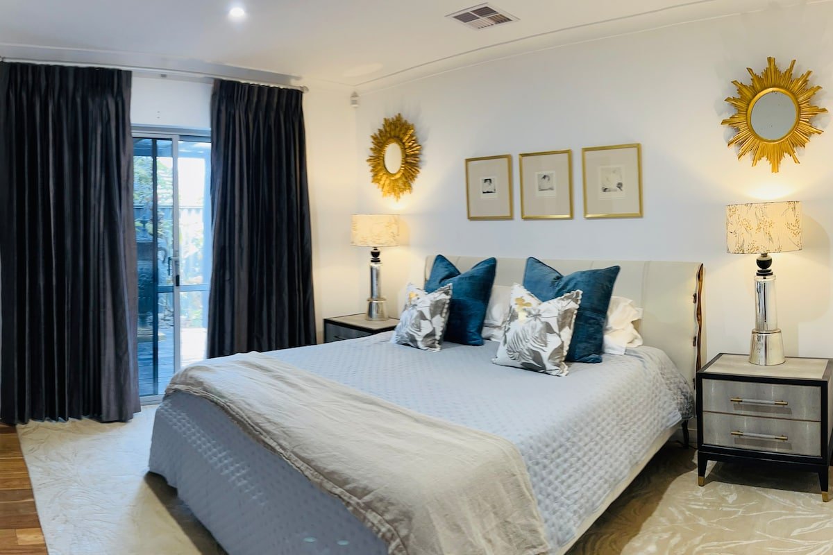 MiaMia : Ultra Modern Home with Pool & Courtyard gallery image 4