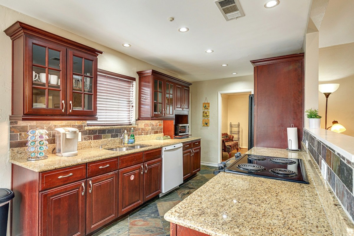 Comfy and Clean North Dallas House. So Nice! gallery image 4