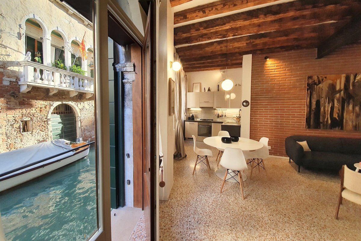 Relaxing canal View 2 bedrooms 2 bathrooms, patio gallery image 3