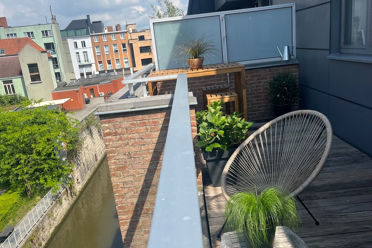 2 BR waterfront w/ sundeck & parking Top location! gallery image 5