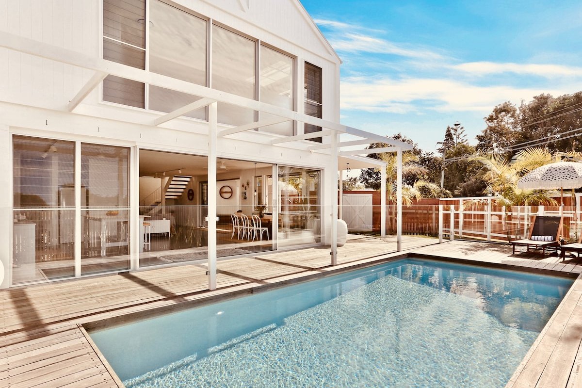 White Hawk House – 100m to beach gallery image 3