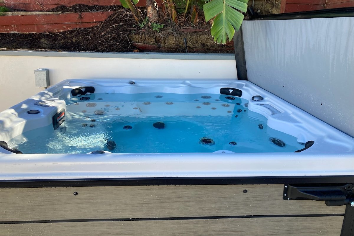 15 Min Walk Beach & Kayaking Hot Tub, Big Yard gallery image 5