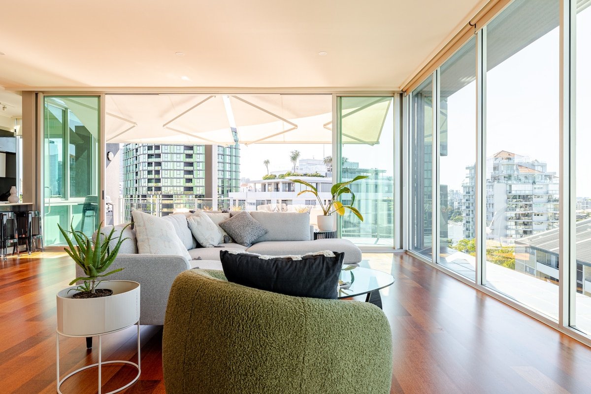 Luxurious Penthouse River Views gallery image 5