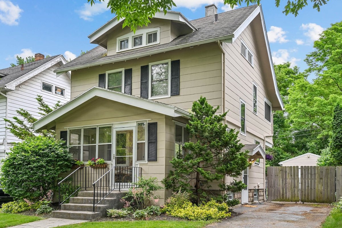 Centrally located N. Winton/Browncroft Full Home! gallery image 3