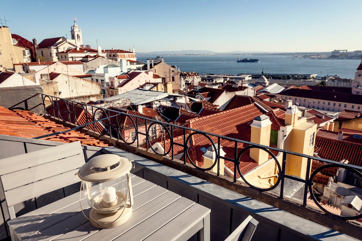 Historic Center Stunning River View gallery image 3