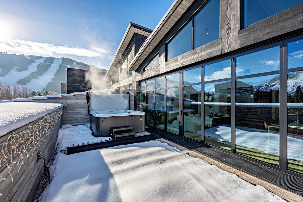 Eagle’s Rest – Top floor 3BR Luxury Residence