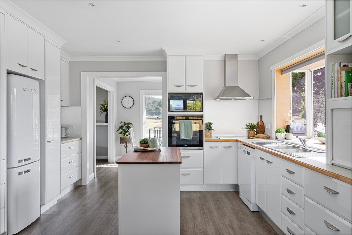 Legana Lodge – Your home away from home -12 guests gallery image 5