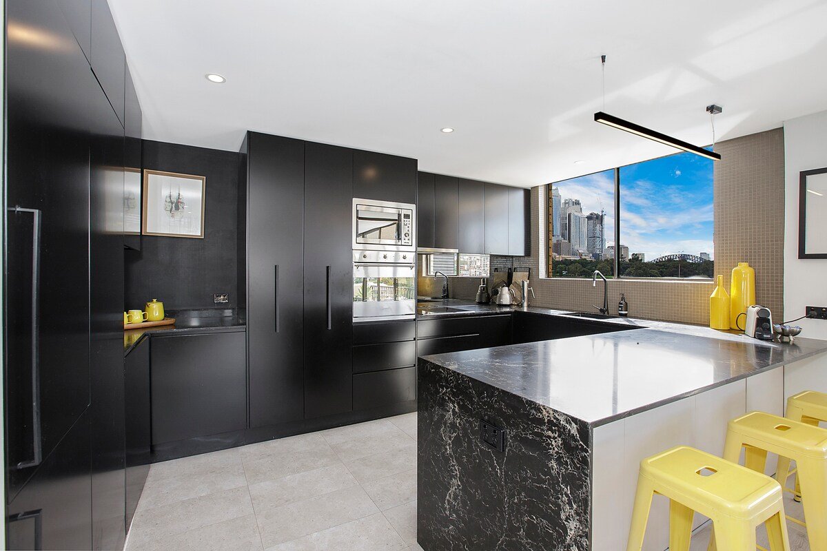 Stylish, Spacious, Spectacular Views Parking & Bbq gallery image 3