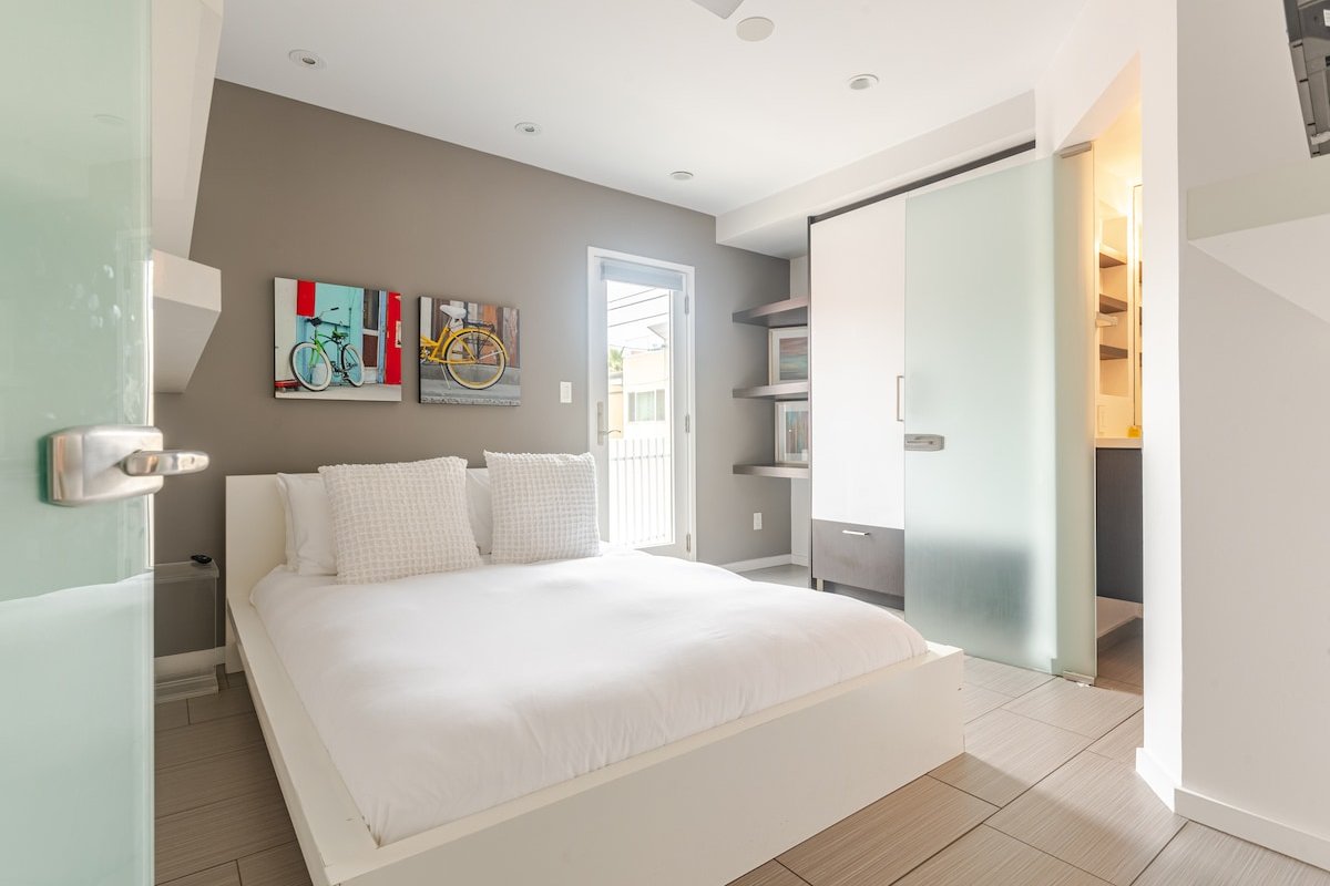 Crown Jewel in Mission Beach w/ rooftop hot tub gallery image 4