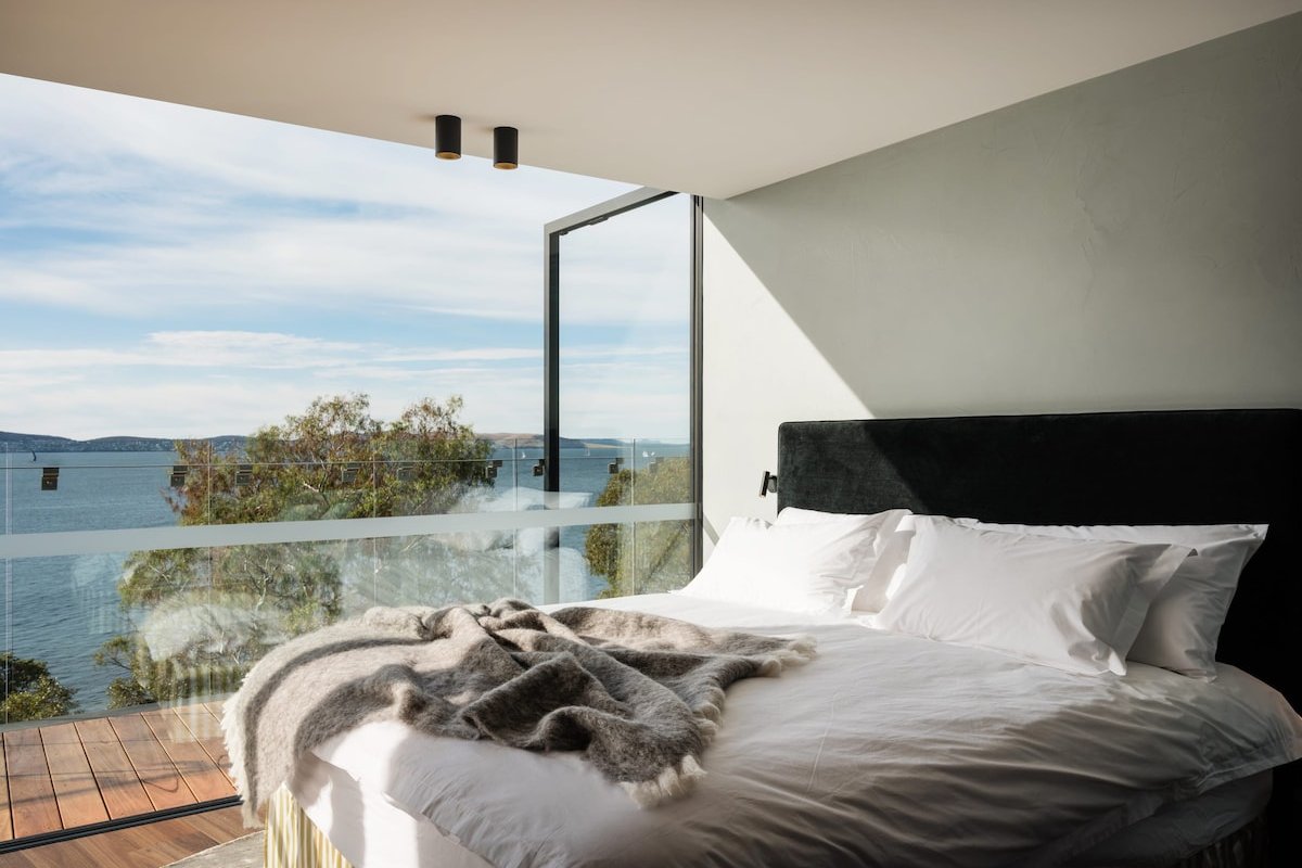‘Sydney’ – Waterfront penthouse in Battery Point gallery image 4