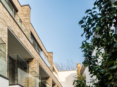Stylish Notting Hill Home with AC and Cinema Room