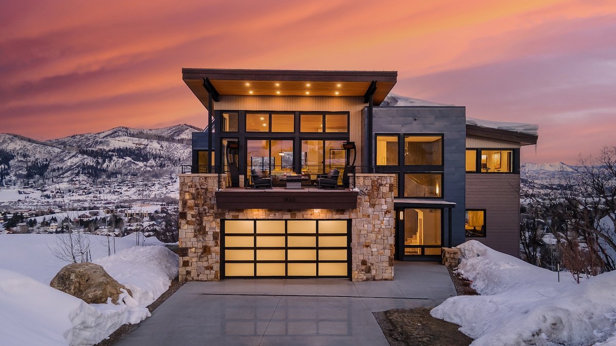 Stunning Views + Hot Tub – Monarch Retreat