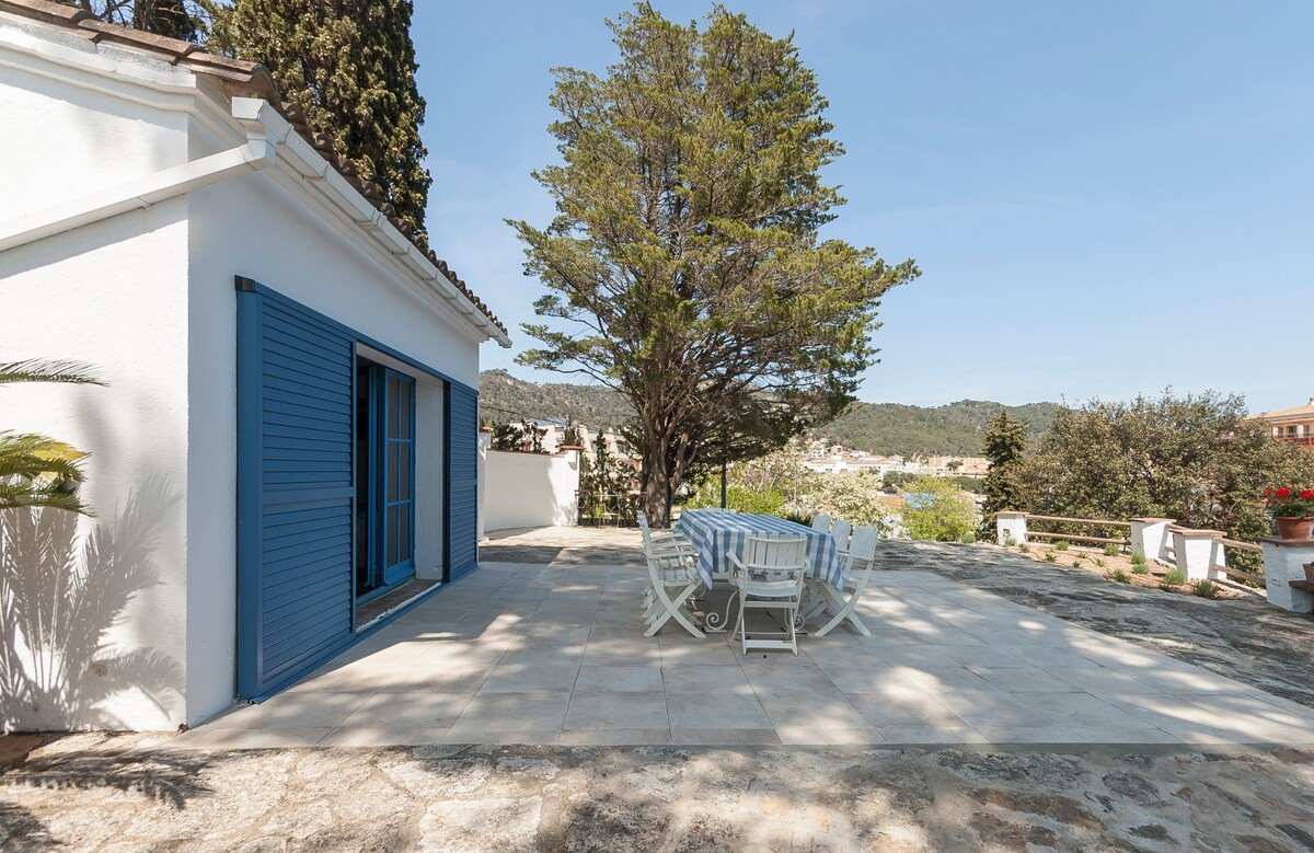 BIG HOUSE with BBQ and dining room outside gallery image 4