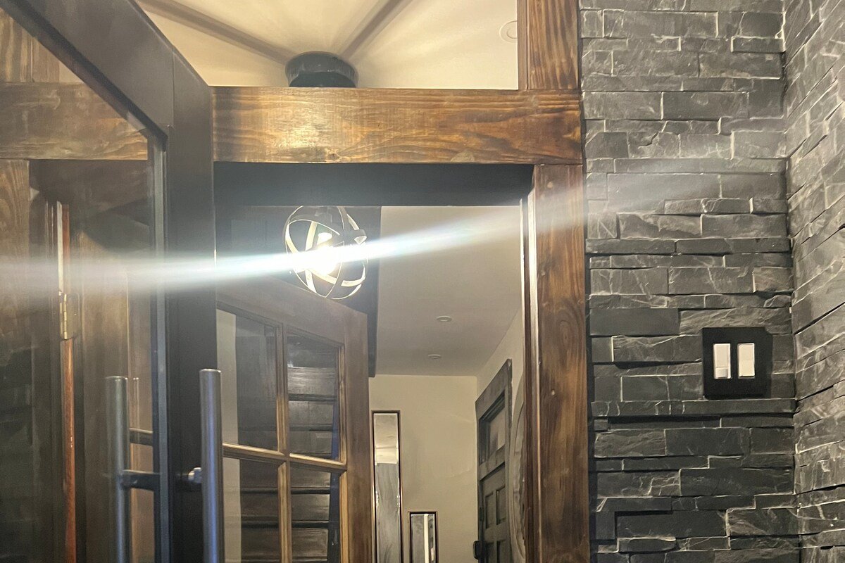 3 Freshly Renovated Flats 1 House! gallery image 4