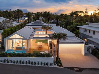 Aroha new luxury home walk to town and beach