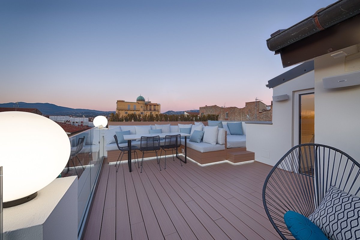 Enjoy a Boutique Penthouse Near the Duomo gallery image 4