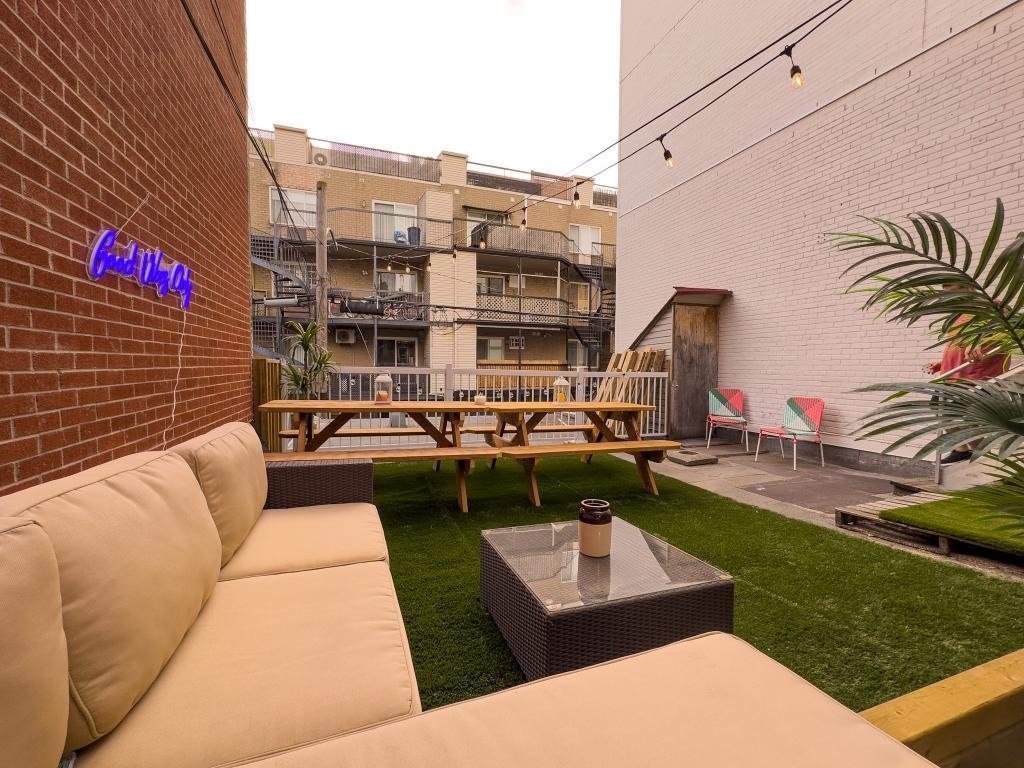 Stylish 5BR – Patio – Top Location- sleeps 17 gallery image 4