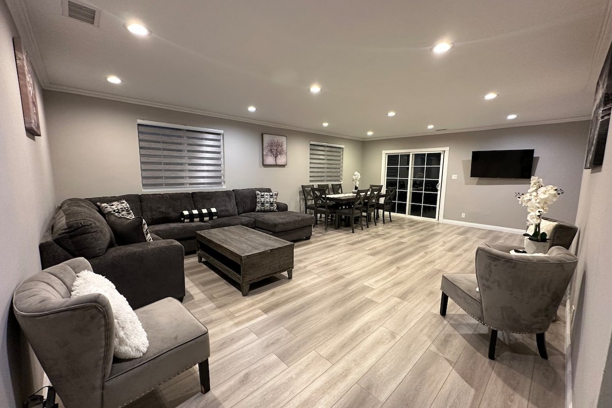 Cozy Home with Pool & Jacuzzi gallery image 2