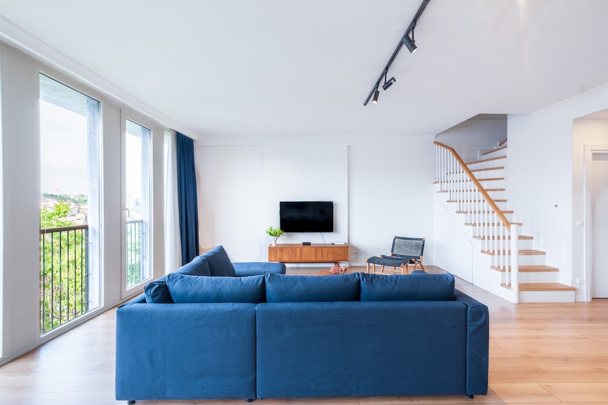 Homie Suites | 2br Duplex Penthouse w terrace #M09 gallery image 5