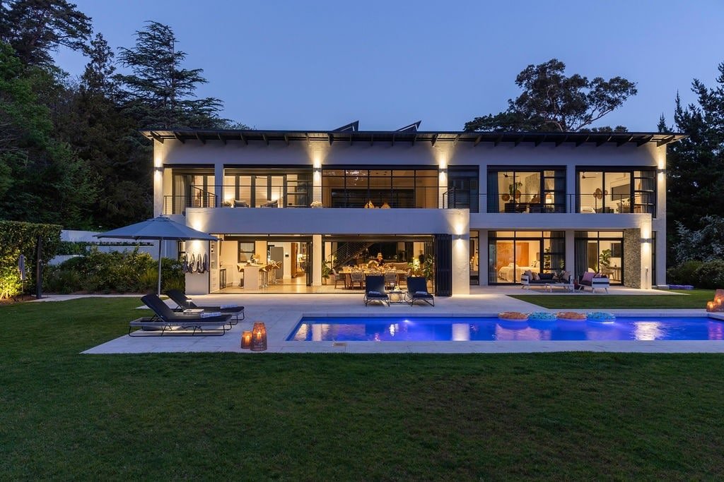 Stunning Villa with amazing pool in Capetown gallery image 2