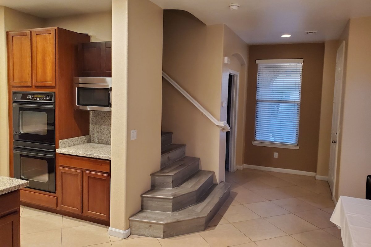 EDC Mini Castle 4 – NEW HOME – 12 Min to strip gallery image 4